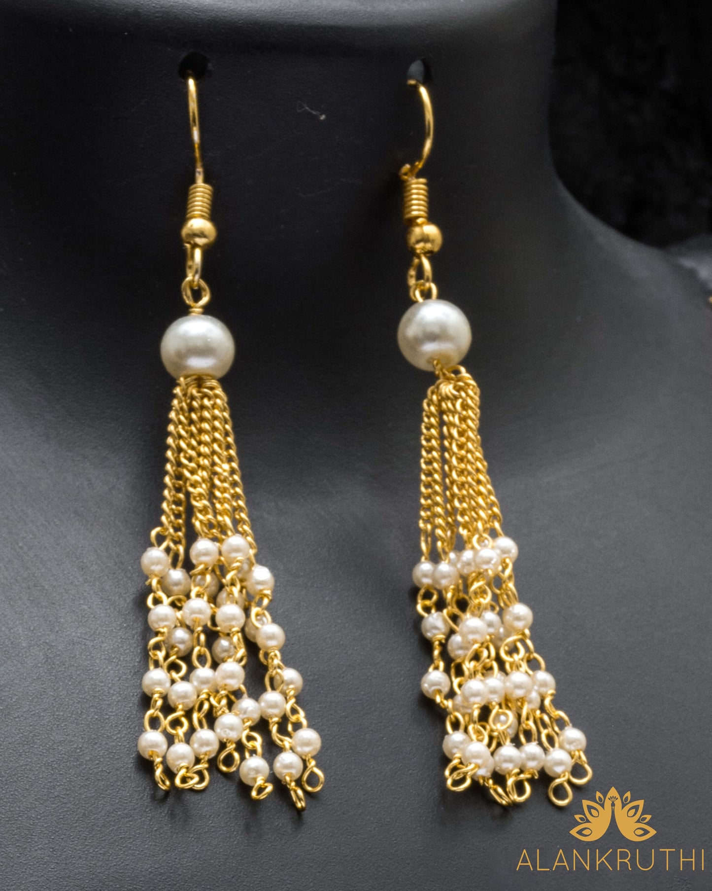Cluster of White Pearl Short Chain Set