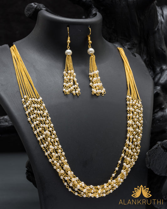 Cluster of White Pearl Short Chain Set