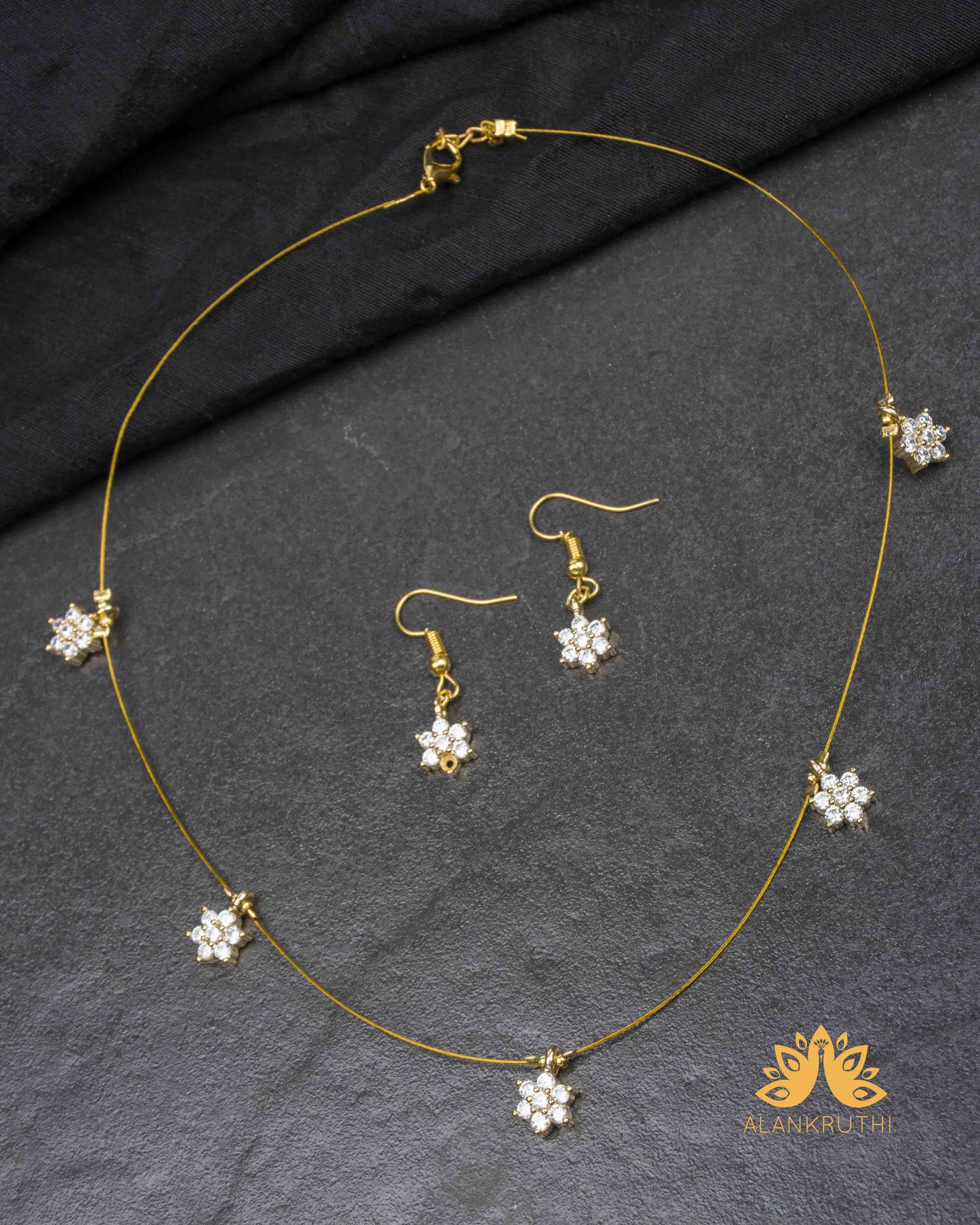 Ad Invisible Necklace Set